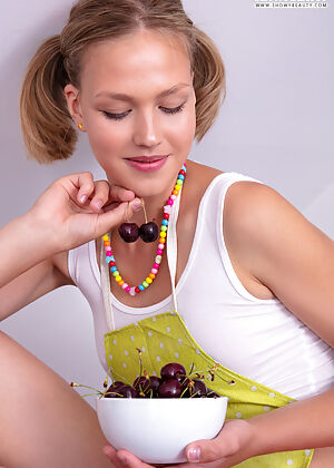 art models, showy beauty