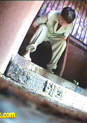 feeds from, piss hunt