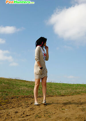 brunette, pee hunters